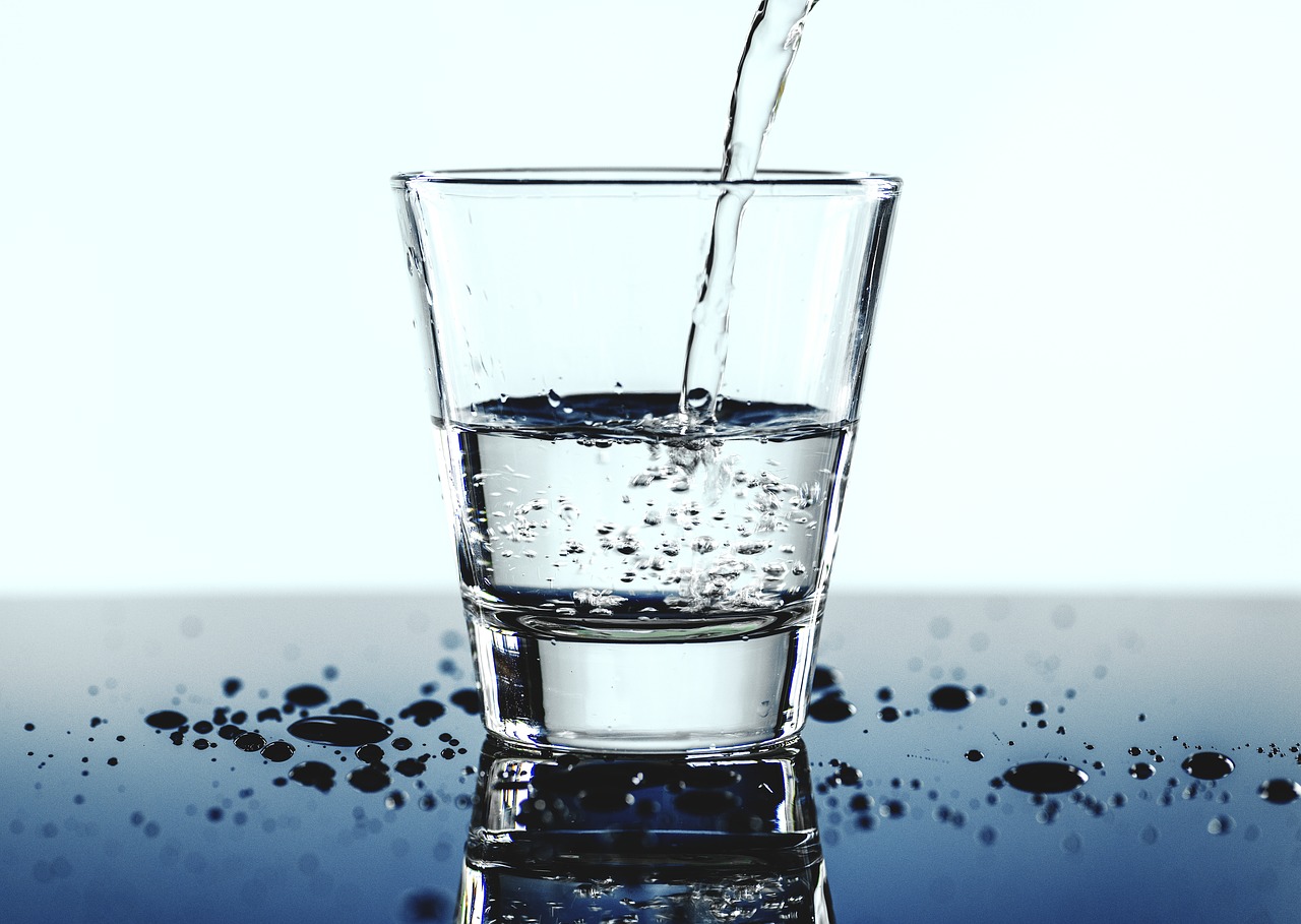 Kto powinien pić wodę alkaliczną?