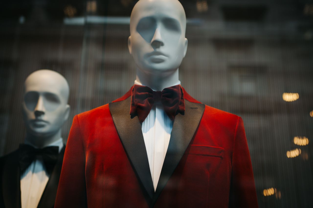 Kolor czerwony i jego odcienie – jak ubrać się z akcentem czerwonego na uroczysty bal?