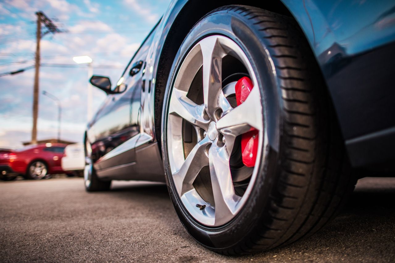 Jakie cechy przemawiają za nabyciem pneumatycznego zawieszenia do swojego auta?