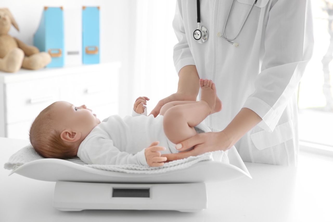 Co daje regularne sprawdzanie wagi niemowlaka?