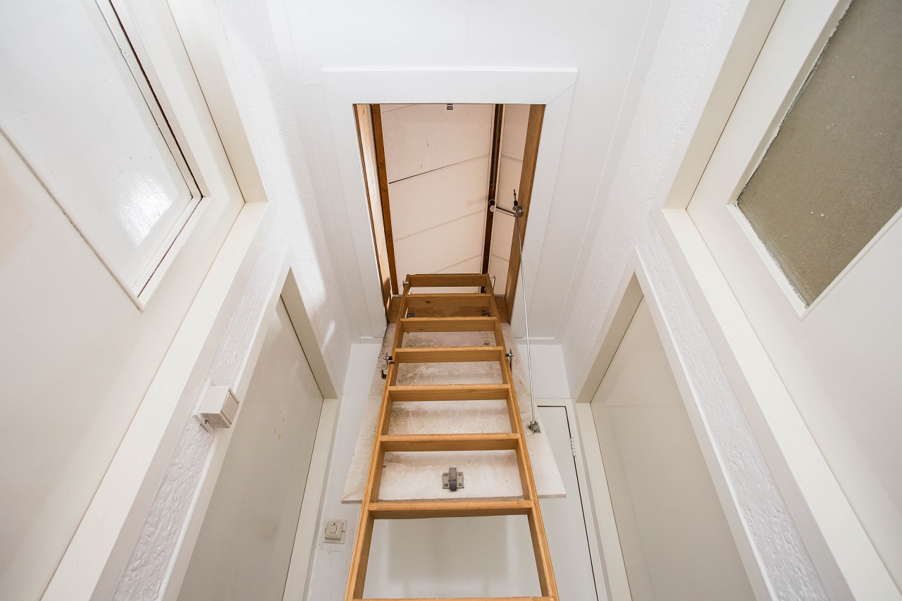 Jak dobrać odpowiednie schody strychowe oraz drzwi zewnętrzne na wymiar