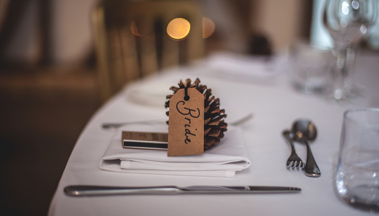Zaproszenie gości na ślub ustalenie ich miejsc siedzących na weselu – co do tego będzie potrzebne?