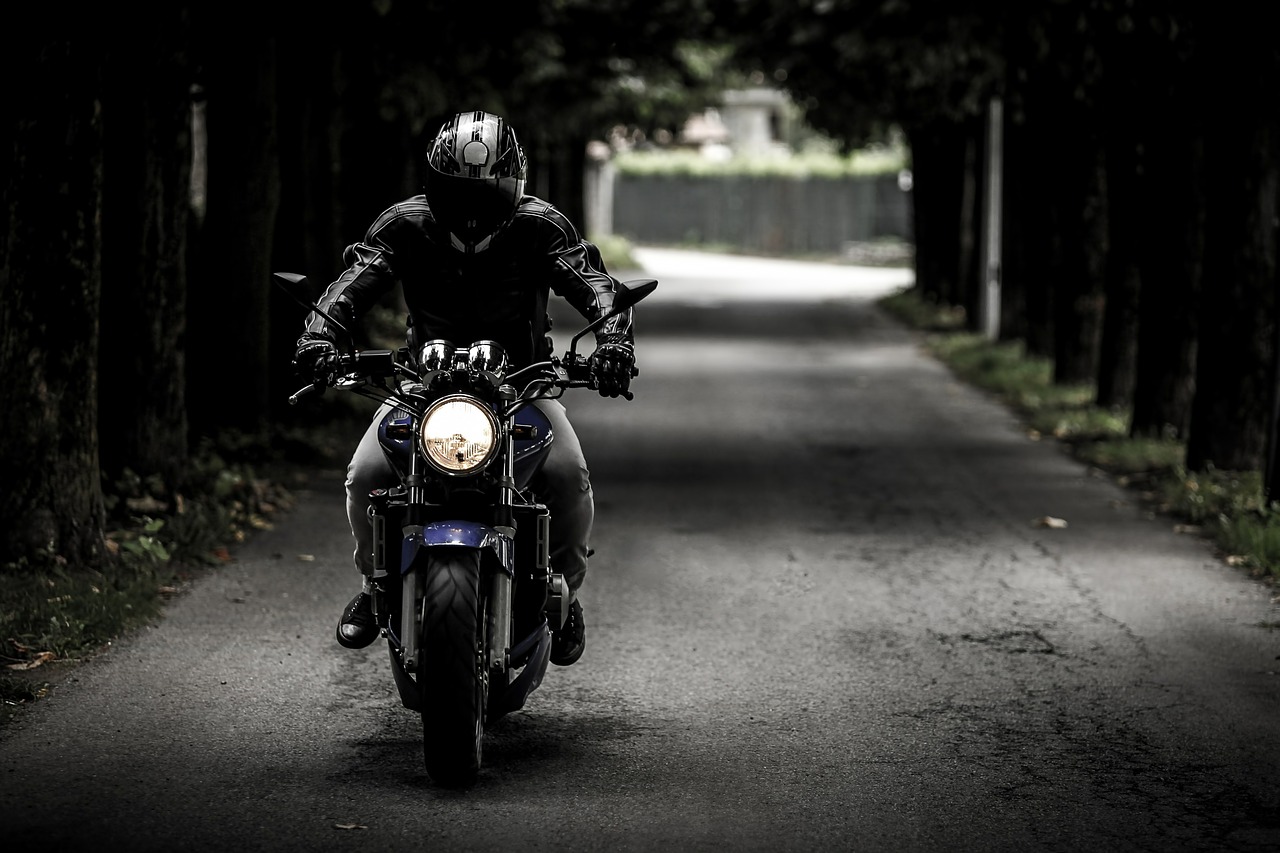 Jazda na motocyklu – jak zapewnić sobie maksymalne bezpieczeństwo?