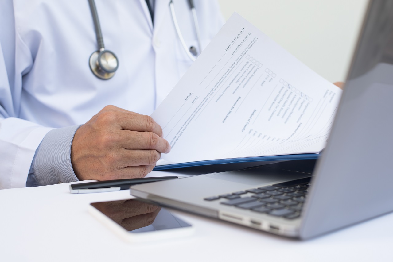 W jaki sposób lekarze powinni prowadzić dokumentację medyczną?