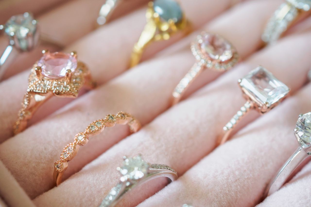 Na podstawie jakich cech wybrać pierścionek zaręczynowy?
