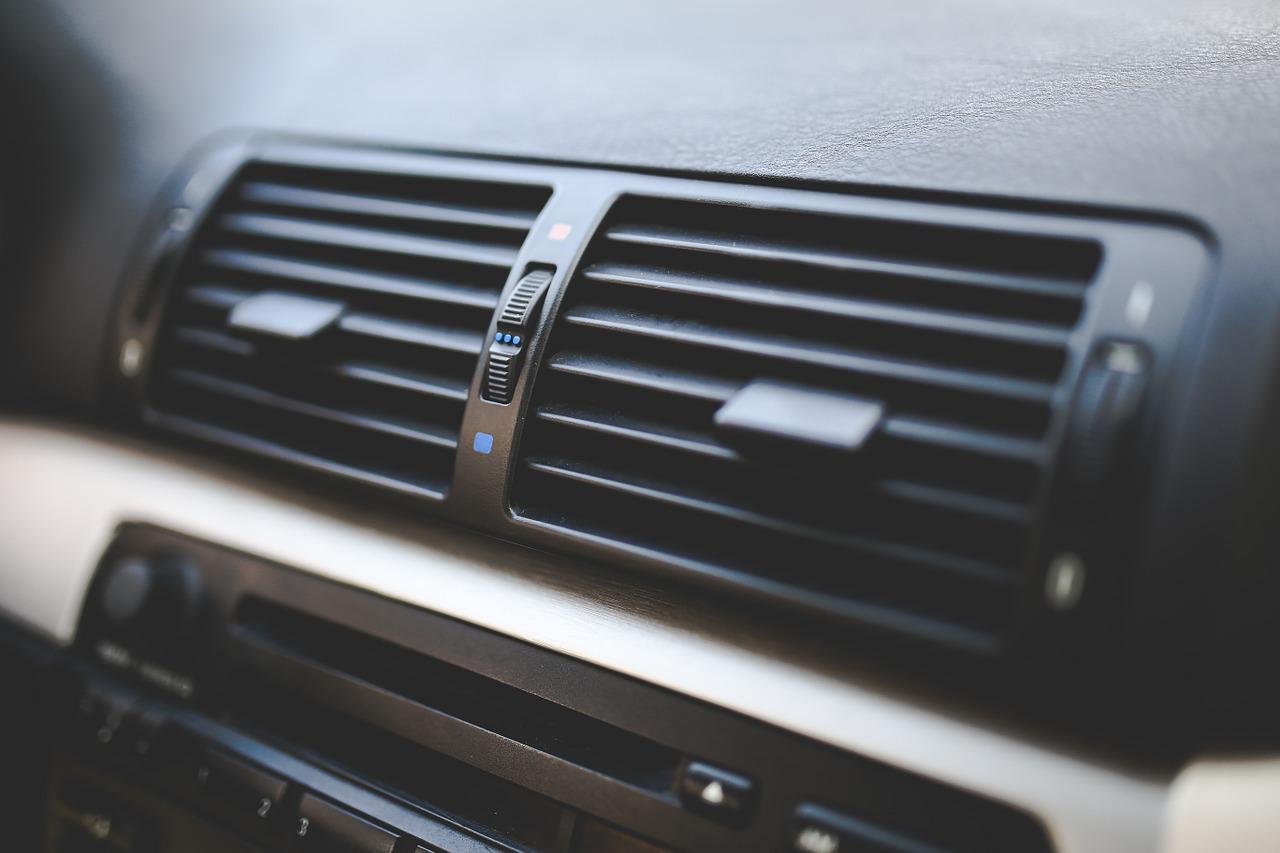 Nabijanie klimatyzacji samochodowej. Jak i gdzie to zrobić?
