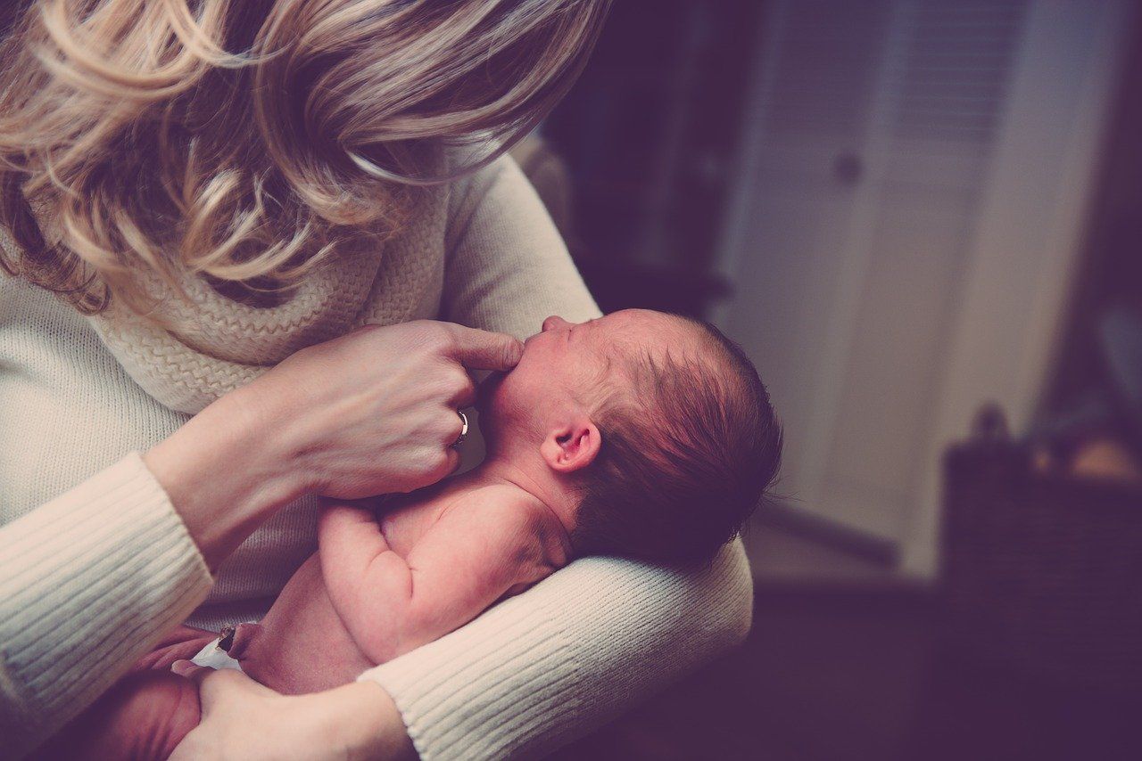 Pierwsze kroki w macierzyństwie – jak lepiej zorganizować opiekę nad dzieckiem?