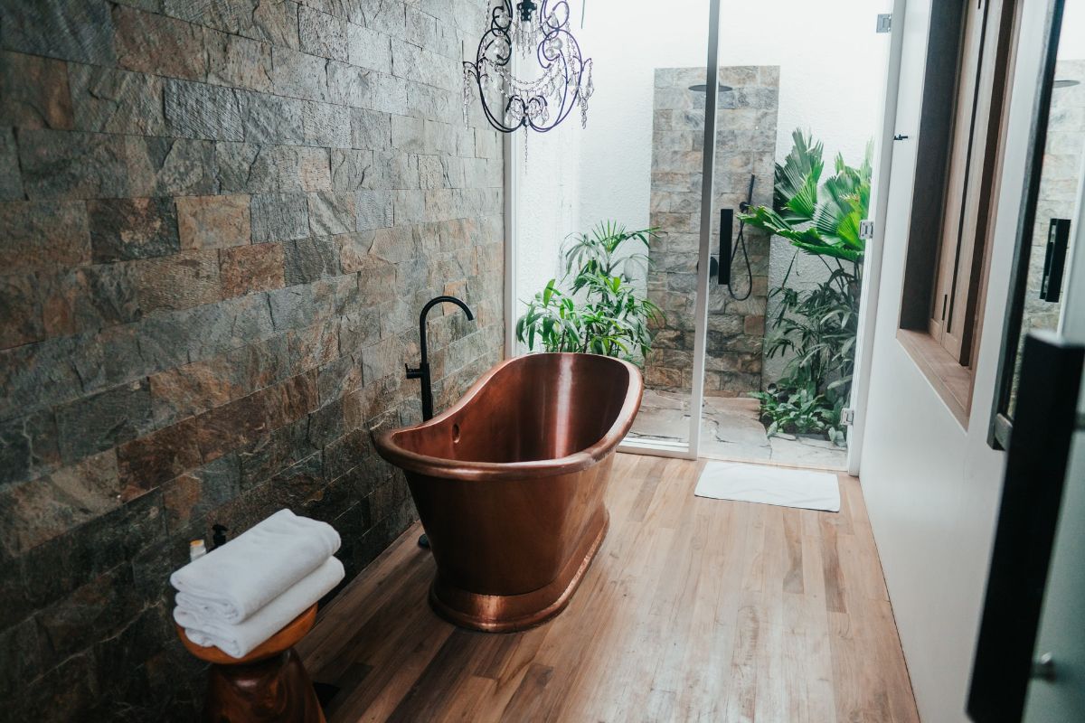 Jak zaprojektować atrakcyjną i nowoczesną łazienkę w swoim domu?