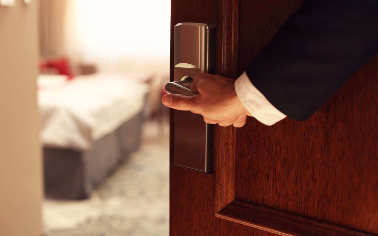 Jak zadbać o bezpieczeństwo w hotelu?